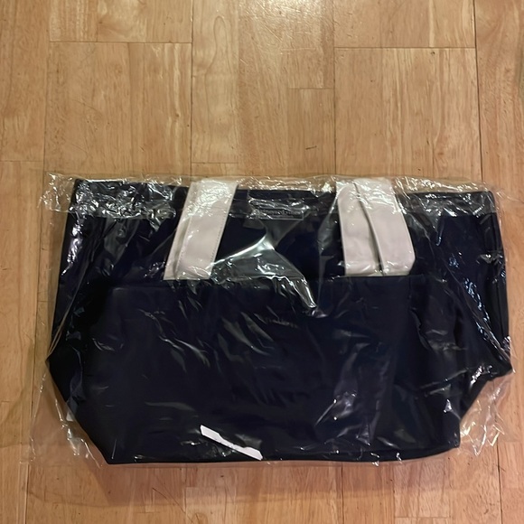 Brand new Vineyard Vines navy tote with white straps. See pictures for sizing. - Picture 3 of 4